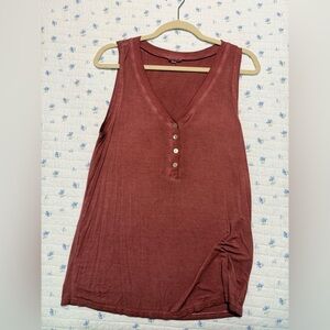 POL Sleeveless V-Neck Tank Top - Rust Size Small